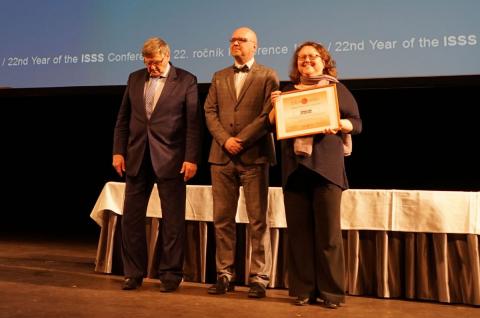 Vedoucí Knihovny Jabok přebírá cenu Biblioweb Vedoucí Knihovny Jabok přebírá cenu Biblioweb