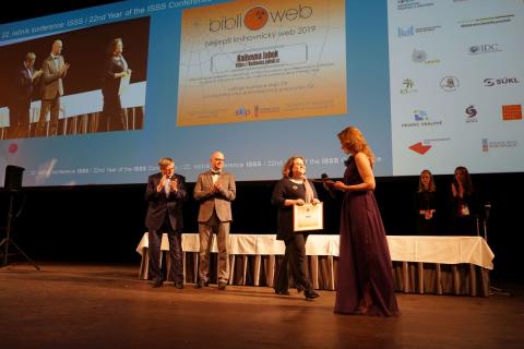 Vedoucí Knihovny Jabok přebírá cenu Biblioweb Vedoucí Knihovny Jabok přebírá cenu Biblioweb