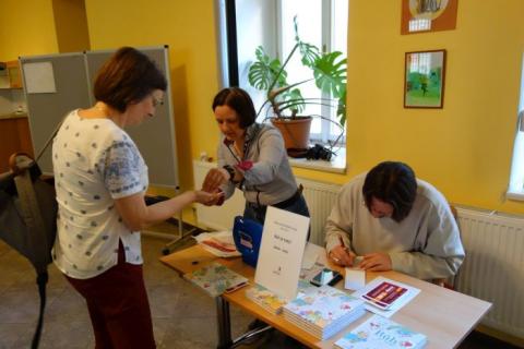 Prodej knih během autogramiády Prodej knih během autogramiády