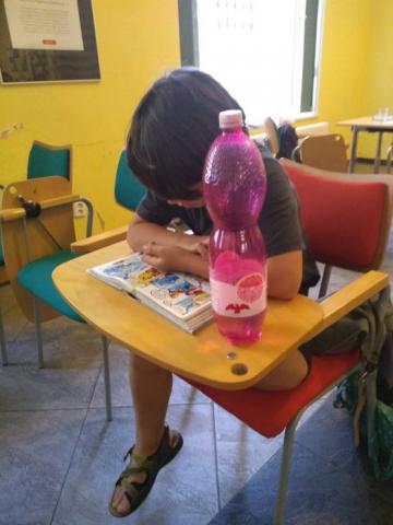 Někdo si raději čte (a kniha mu sluší) Někdo si raději čte (a kniha mu sluší)