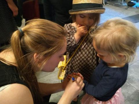 Autogramiáda (podepisovat se dá nejen do knih) Autogramiáda (podepisovat se dá nejen do knih)