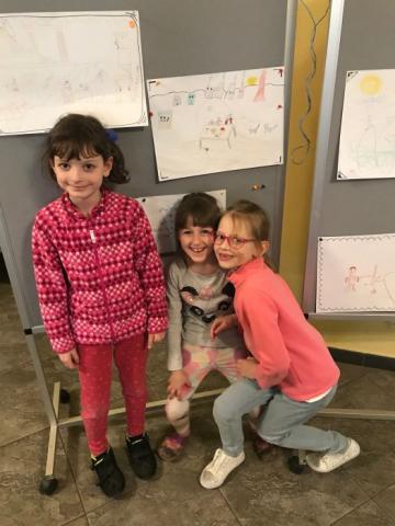 Autorky před vystaveným obrázkem Autorky před vystaveným obrázkem