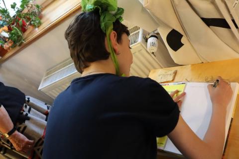 Vernisáž výstavy Tvoříme Jabok - první zápis do nové návštěvní knihy ""