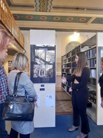 Ludmila Tomšů (vpravo) představuje své fotografie Autorka výstavy Ludmila Tomšů hovoří před vystavenou fotografií