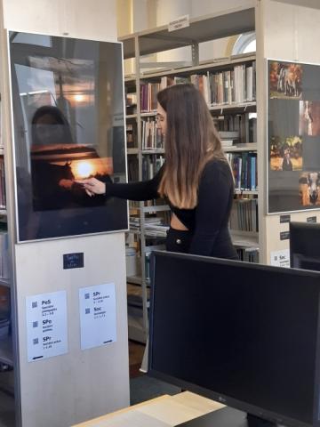 Autorka fotografií Ludmila Tomšů Autorka výstavy Ludmila Tomšů hovoří před vystavenou fotografií