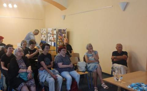 Návštěvníci akce Pohled dozadu do auly, ve které je vidět cca 20 lidí a sledujících přednášku.