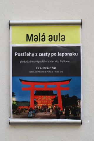 Infromace o akci Orientační cedule s informacemi o akci a obrázkem japonské brány při vstupu do auly