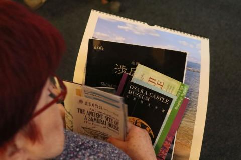 Informační materiály o Japonsku Návštěvnice besedy si prohlíží brožurky o Japonsku