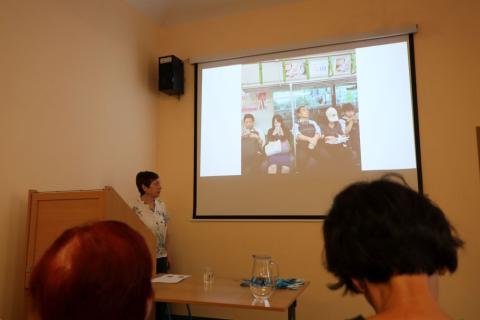 Předášející a návštěvníci Návštěvníci sledují Marcelu Buřilovou před promítacím plátnem