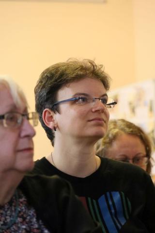 Zaujaté návštěvnice akce Dvě sedící ženy, které zaujatě něco sledují