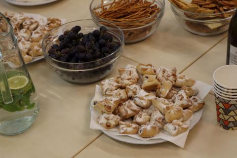 Občerstvení Stůl s nápoji, koláčky a ovocem