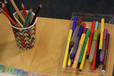 Aby bylo čím vybarvovat Na stole je kelímek s pastelkami a krabička s barevnými fixy